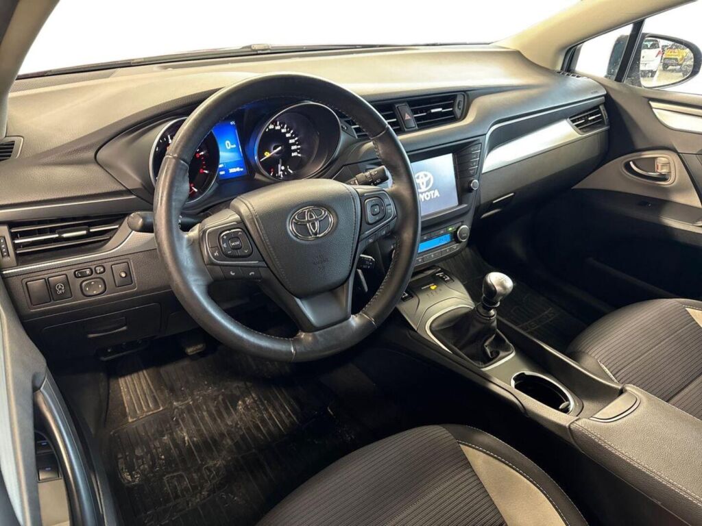 Toyota Avensis 2017 Metallinhohto Punainen