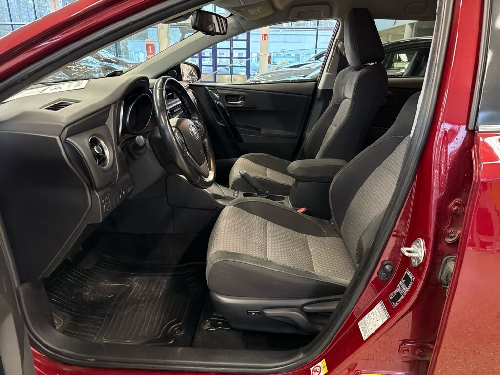 Toyota Auris 2017 Punainen