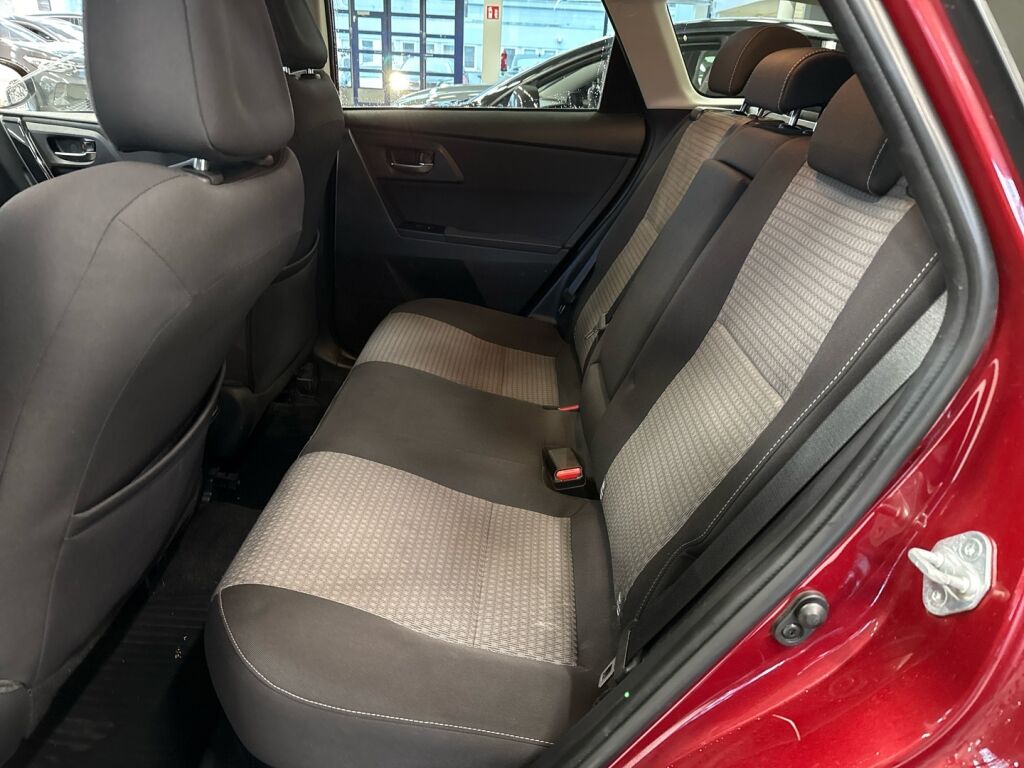 Toyota Auris 2017 Punainen