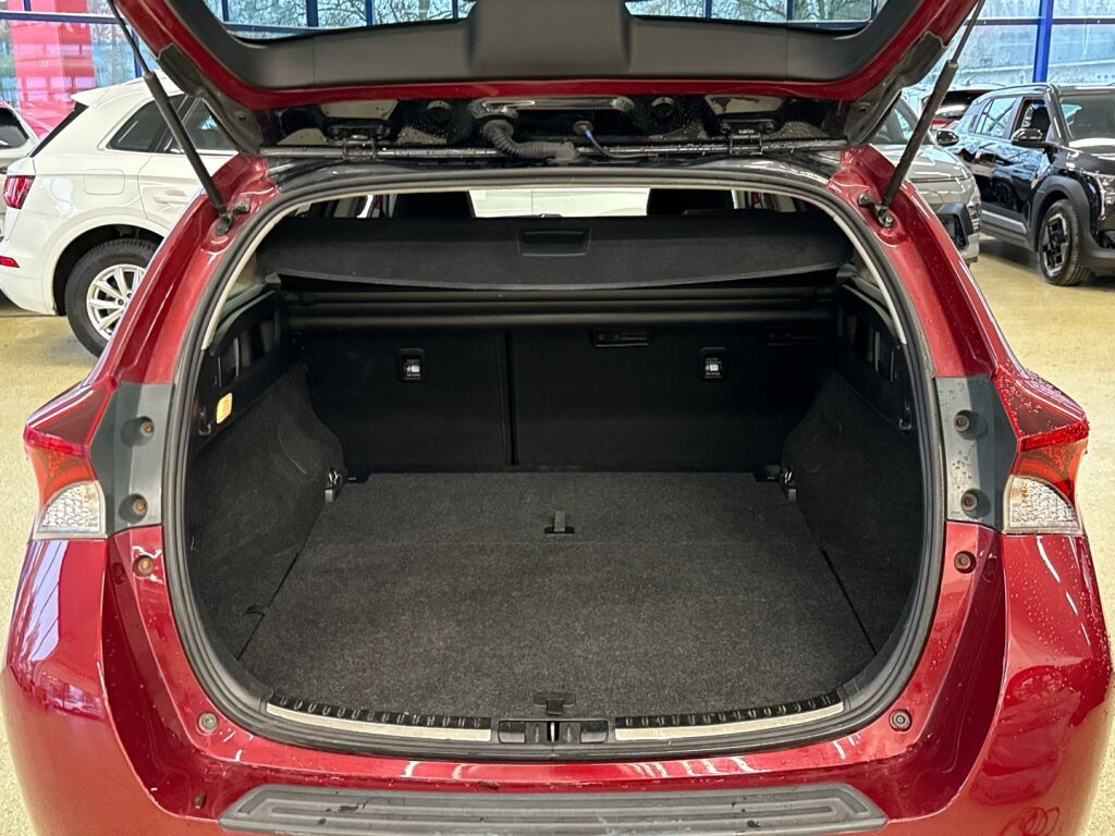 Toyota Auris 2017 Punainen