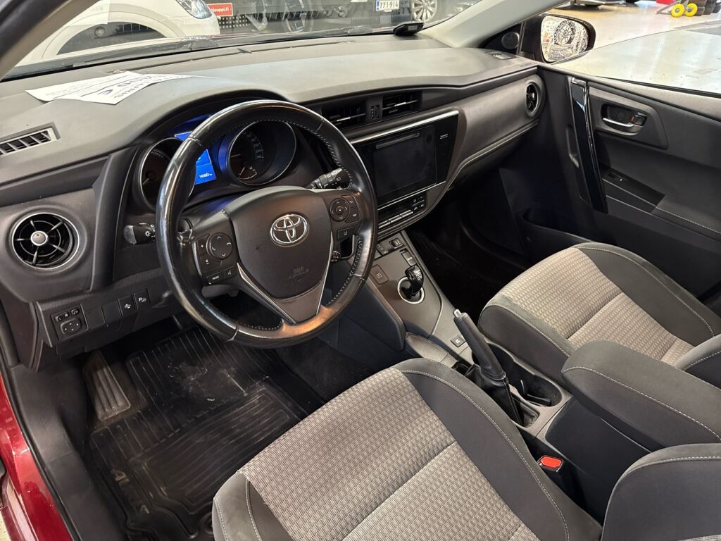 Toyota Auris 2017 Punainen