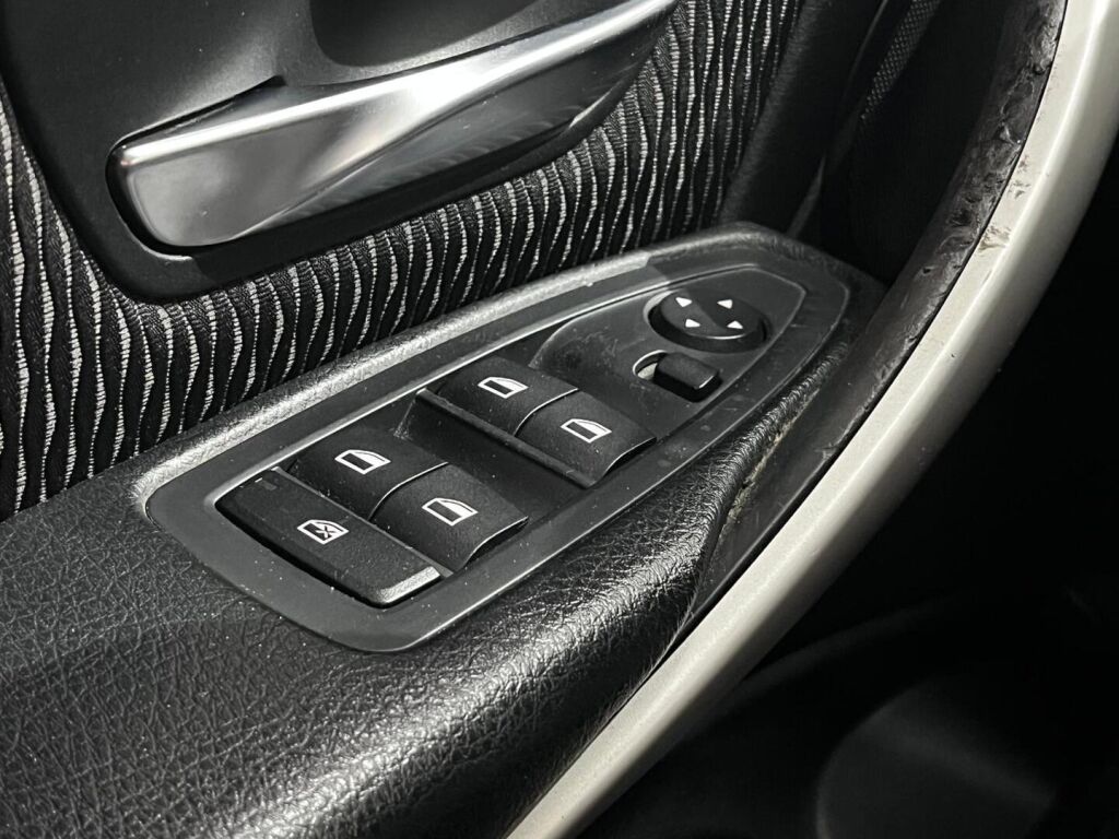 BMW 320 2012 Ruskea (beige)