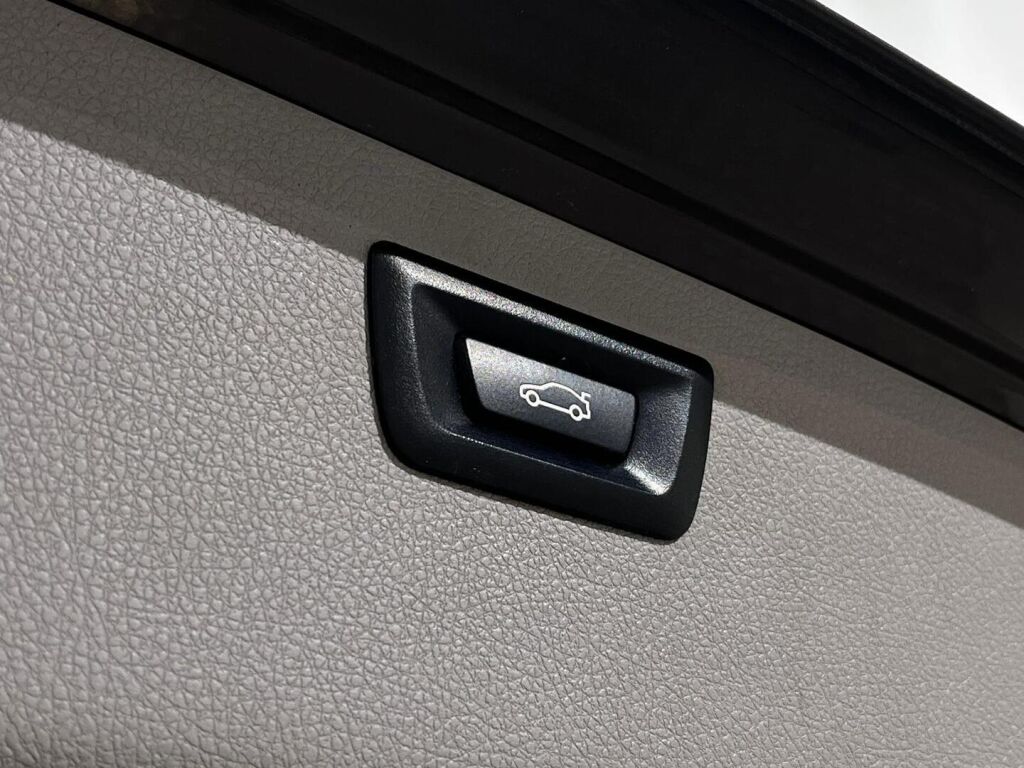 BMW 320 2012 Ruskea (beige)