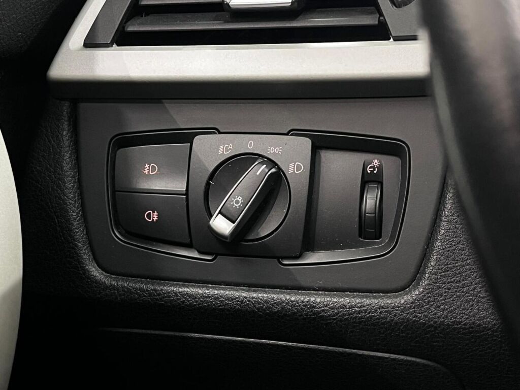 BMW 320 2012 Ruskea (beige)