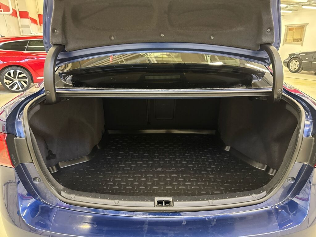 Toyota Avensis 2017 Sininen
