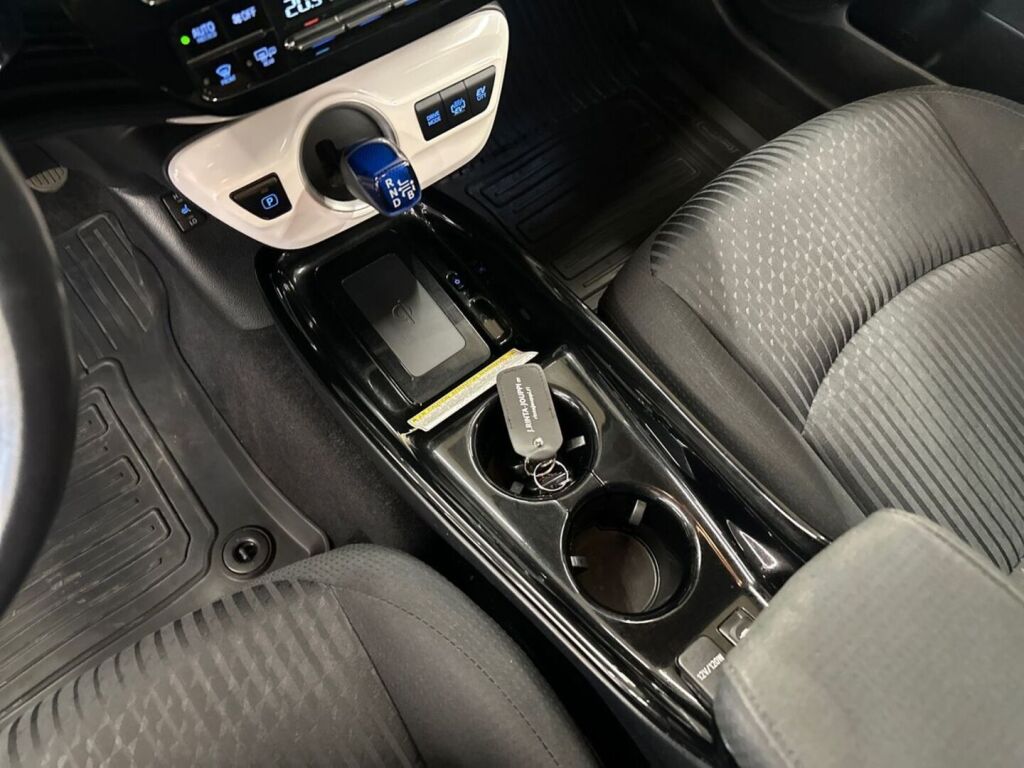 Toyota Prius Plug-in 2017 Punainen
