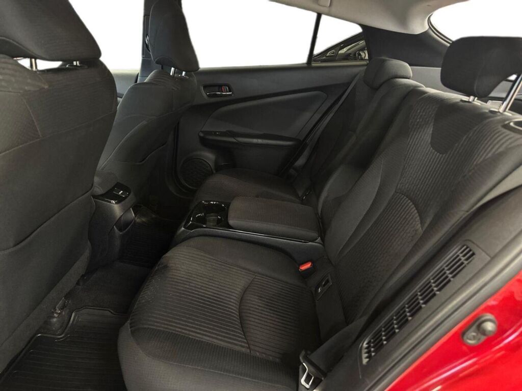 Toyota Prius Plug-in 2017 Punainen