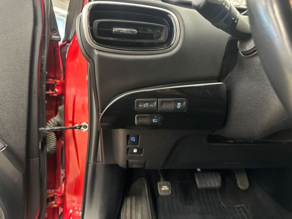 Toyota Prius Plug-in 2017 Punainen
