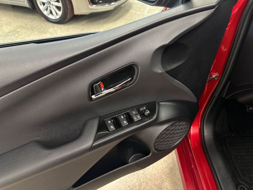 Toyota Prius Plug-in 2017 Punainen