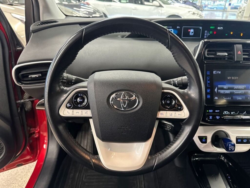 Toyota Prius Plug-in 2017 Punainen