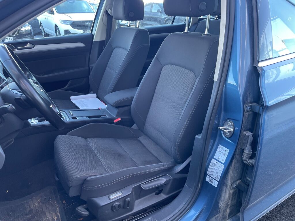 Volkswagen Passat 2018 Sininen