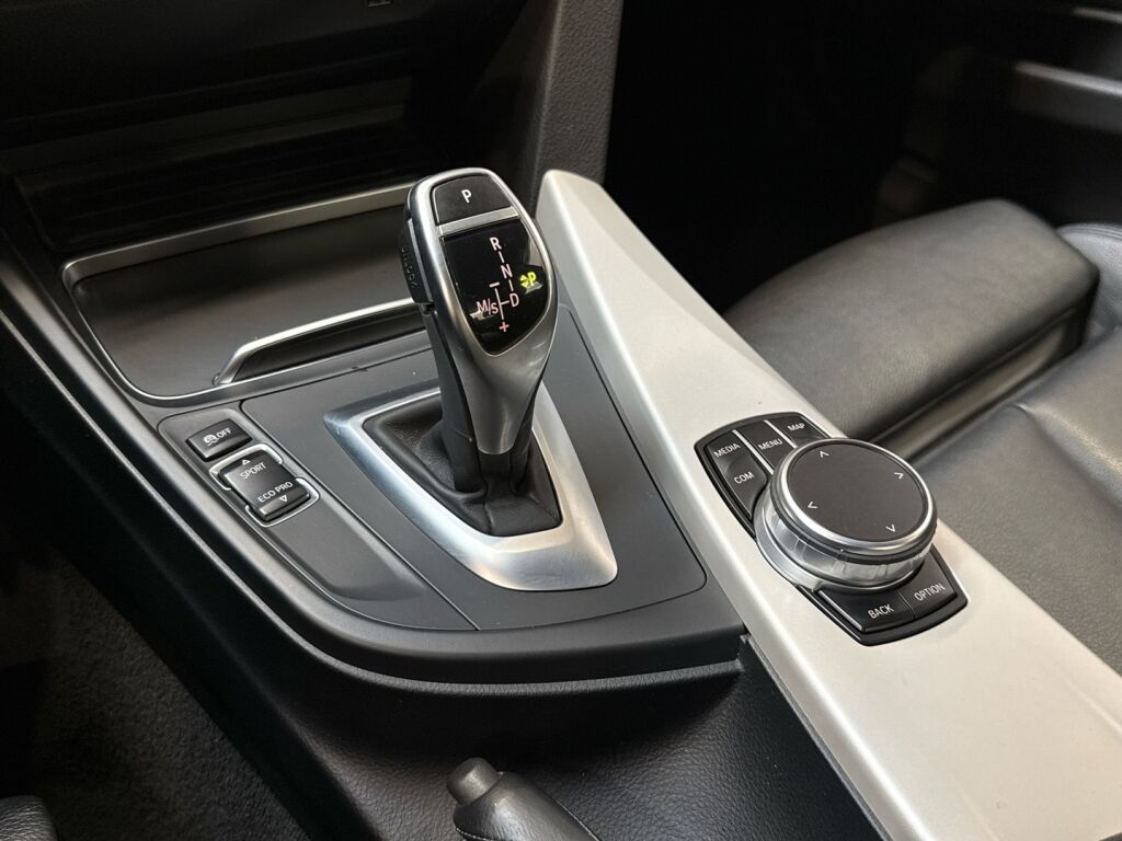BMW 320 2018 Ruskea (beige)