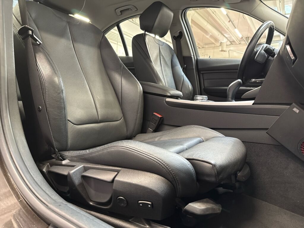 BMW 320 2018 Ruskea (beige)