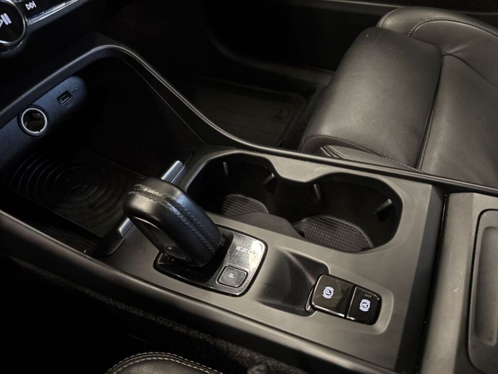 Volvo XC40 2018 Musta