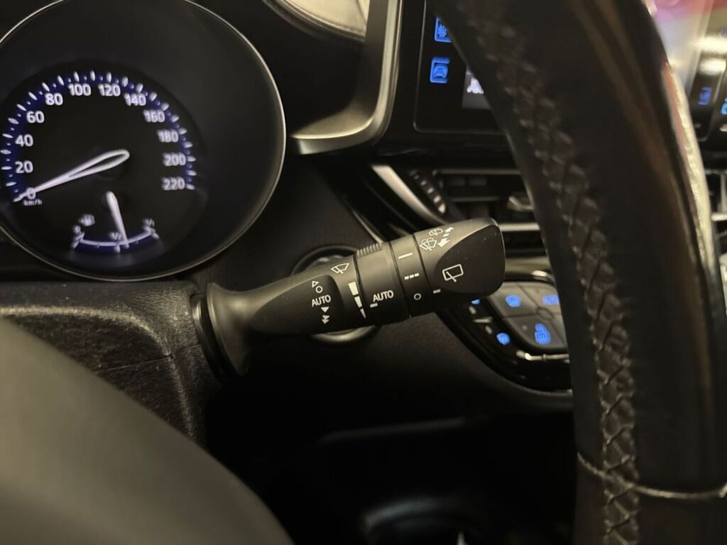 Toyota C-HR 2018 Punainen