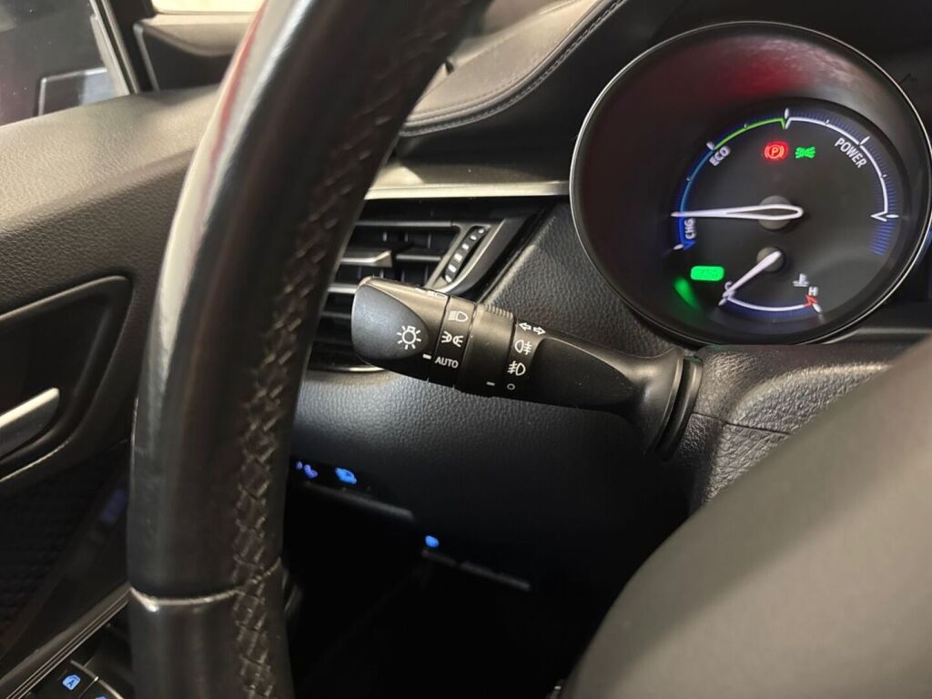 Toyota C-HR 2018 Punainen