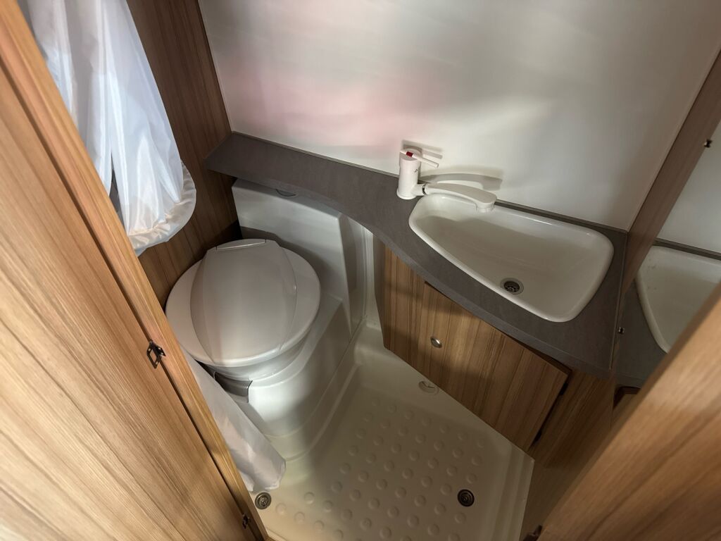 Weinsberg R48 2018 Valkoinen