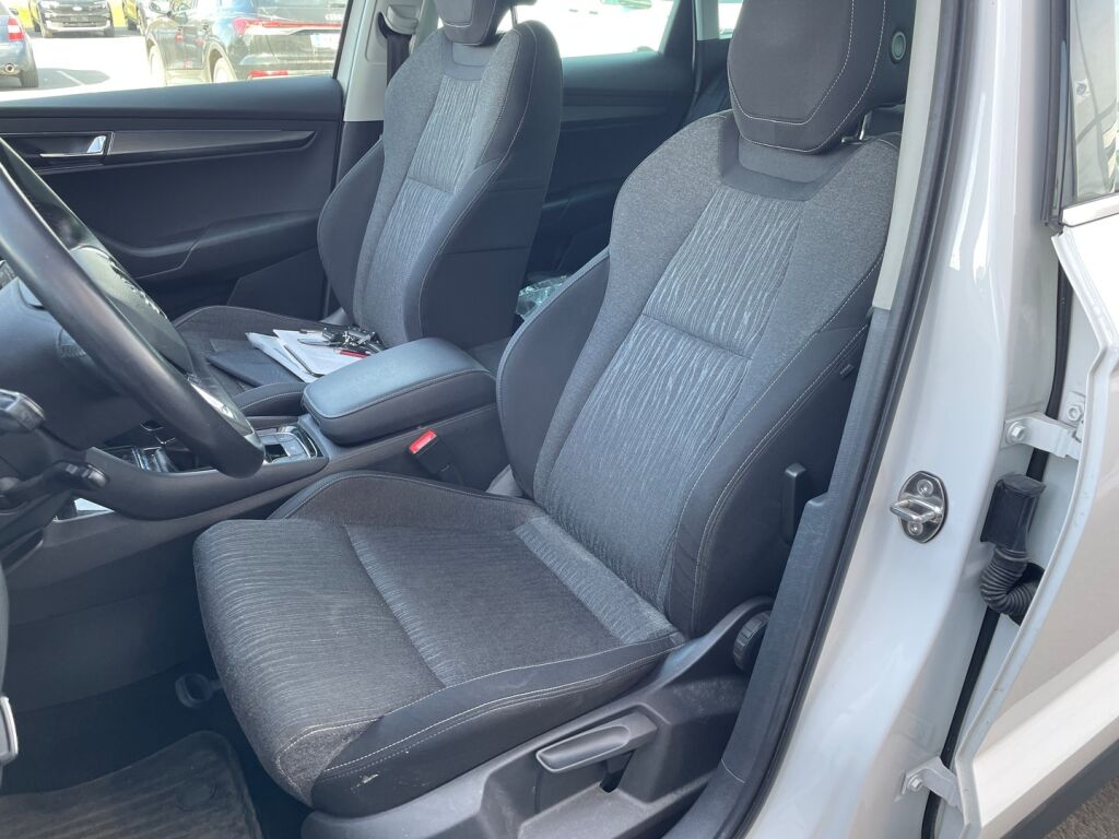 Skoda Karoq 2018 Valkoinen