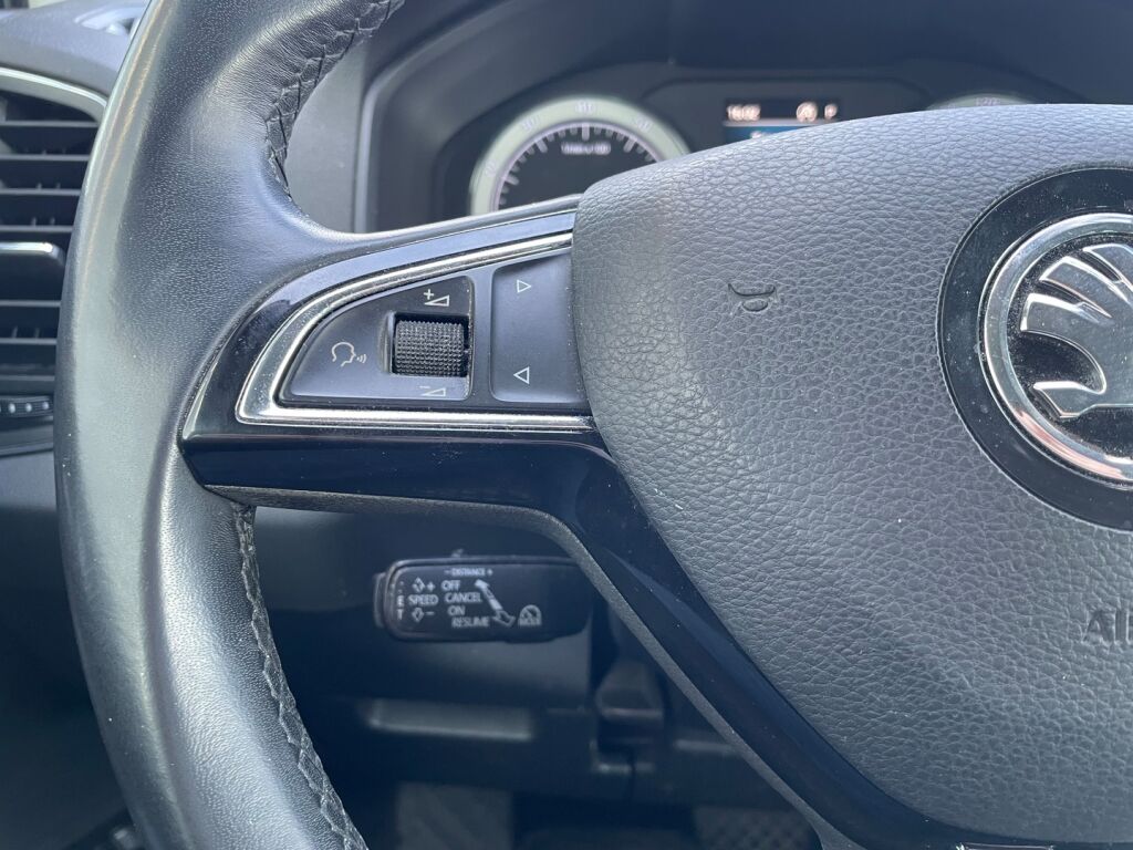 Skoda Karoq 2018 Valkoinen