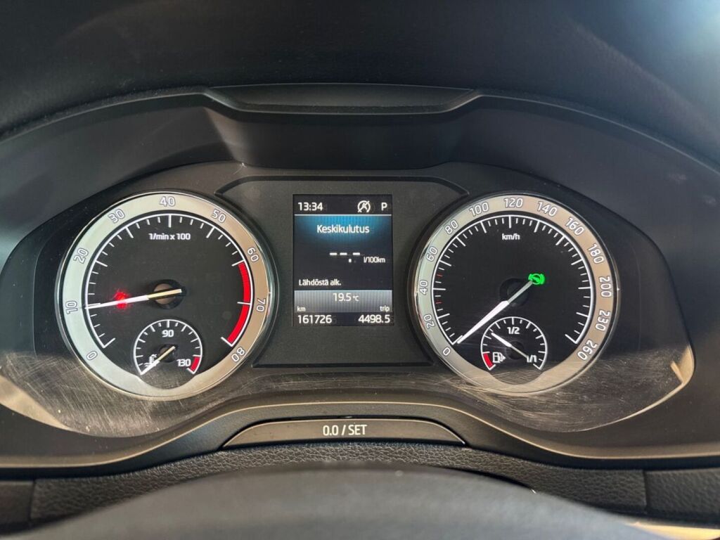 Skoda Karoq 2018 Valkoinen