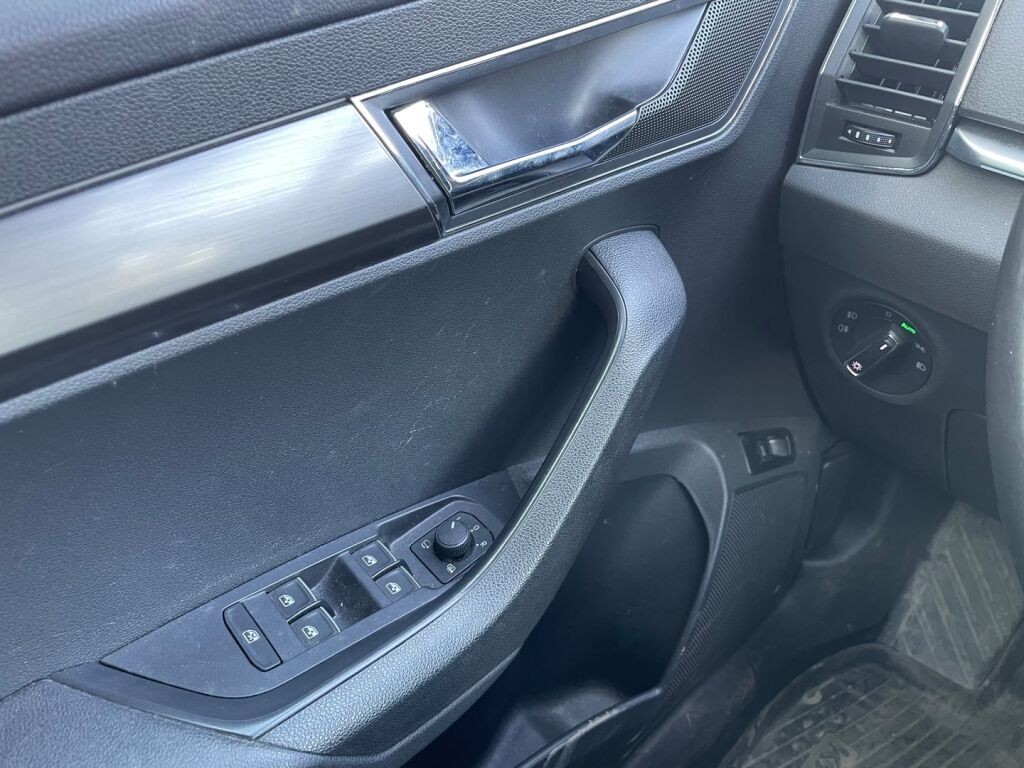 Skoda Karoq 2018 Valkoinen