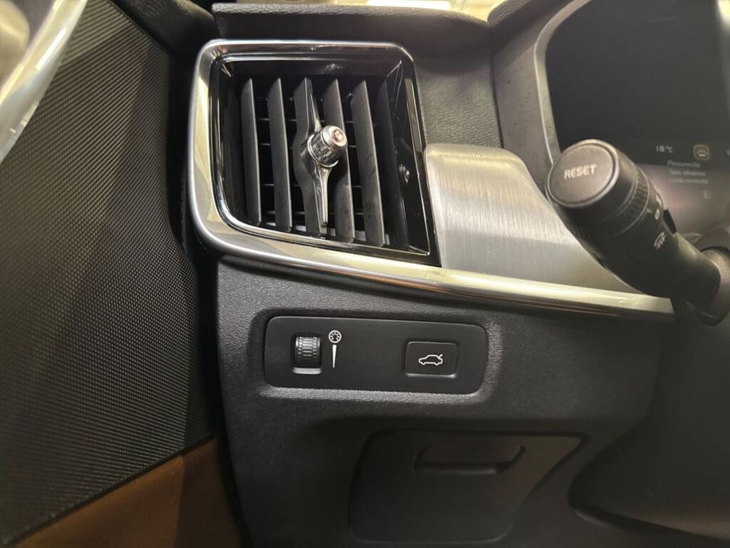 Volvo V90 2018 Musta