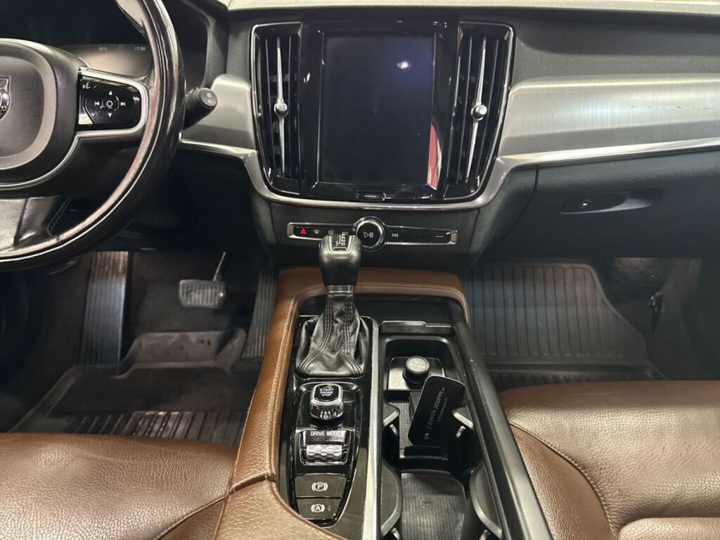 Volvo V90 2018 Musta