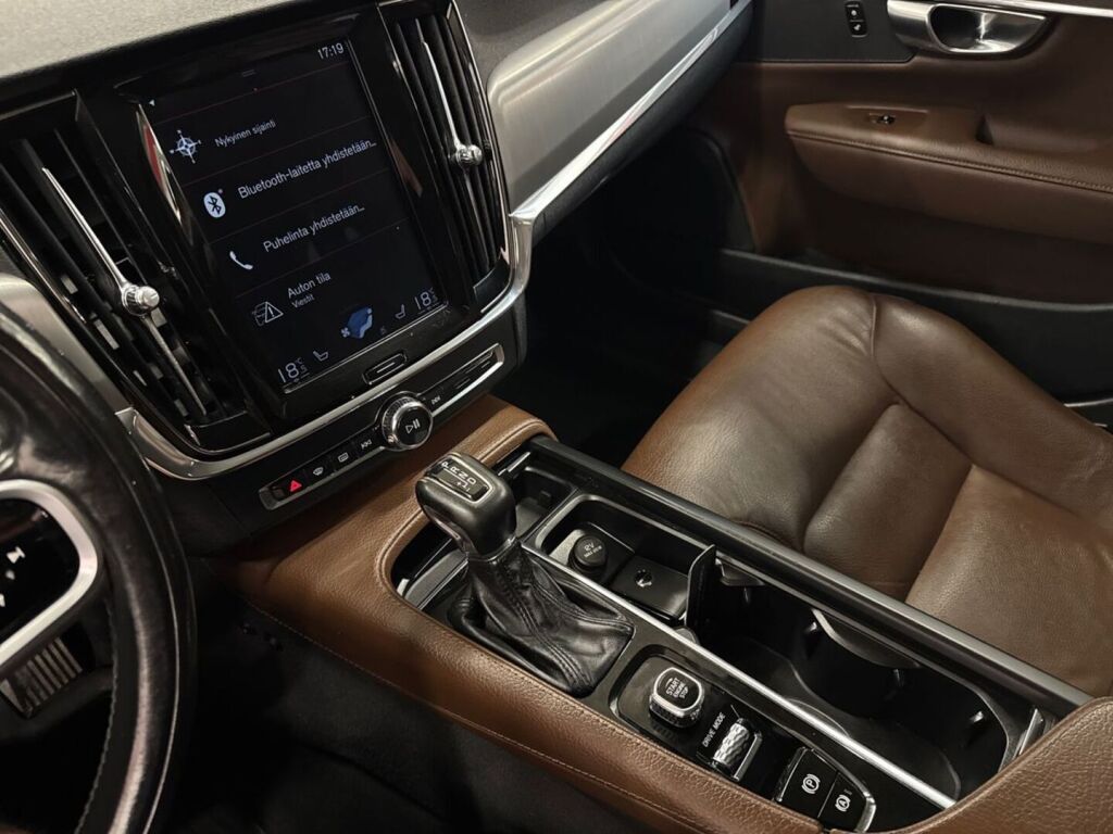 Volvo V90 2018 Musta