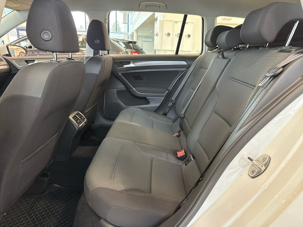 Volkswagen Golf 2019 Valkoinen