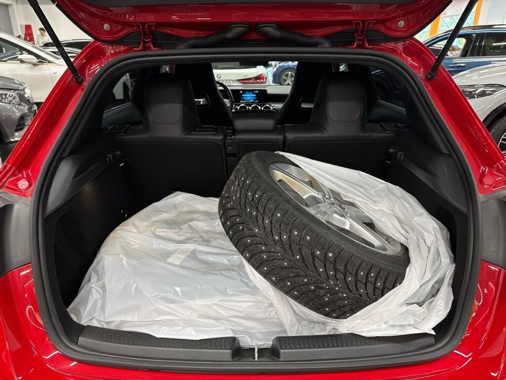 Mercedes-Benz A 2019 Punainen