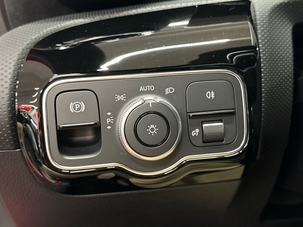 Mercedes-Benz A 2019 Punainen