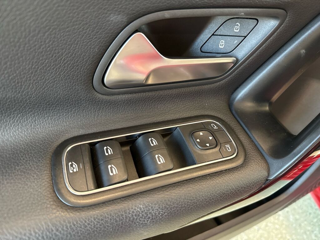 Mercedes-Benz A 2018 Punainen