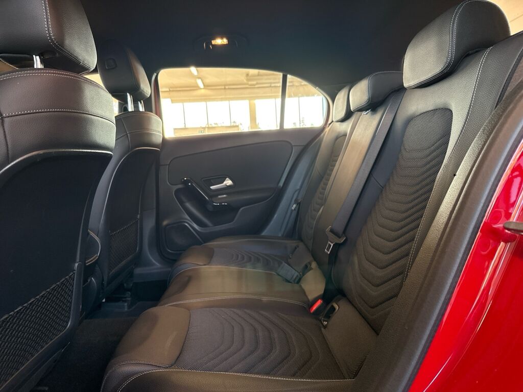 Mercedes-Benz A 2018 Punainen