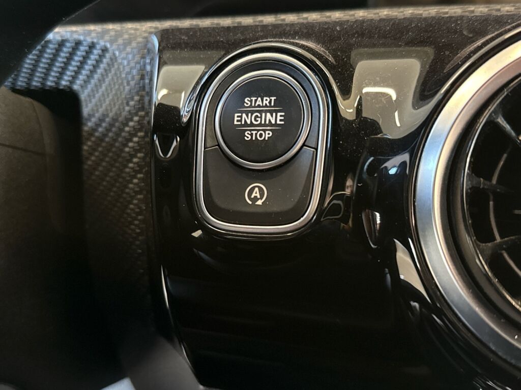 Mercedes-Benz A 2018 Punainen