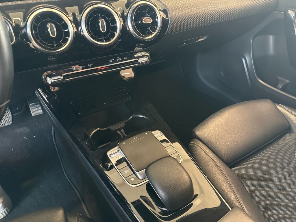 Mercedes-Benz A 2018 Punainen