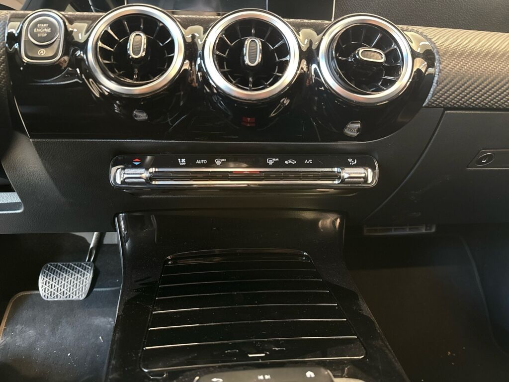 Mercedes-Benz A 2018 Punainen