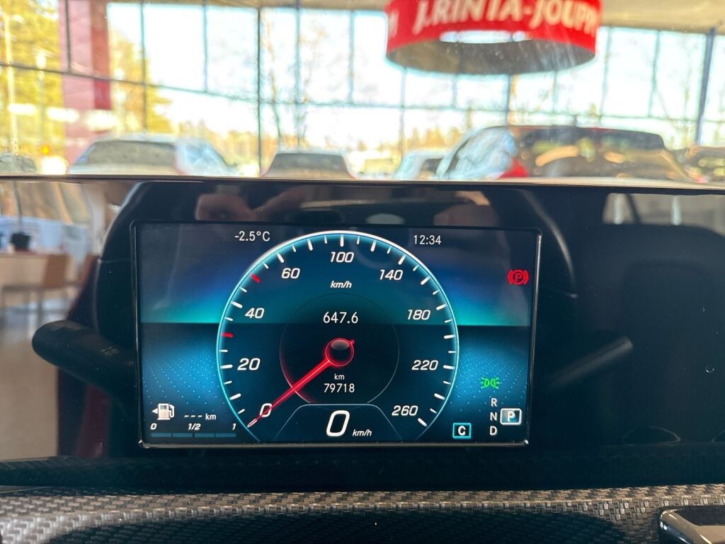 Mercedes-Benz A 2018 Punainen