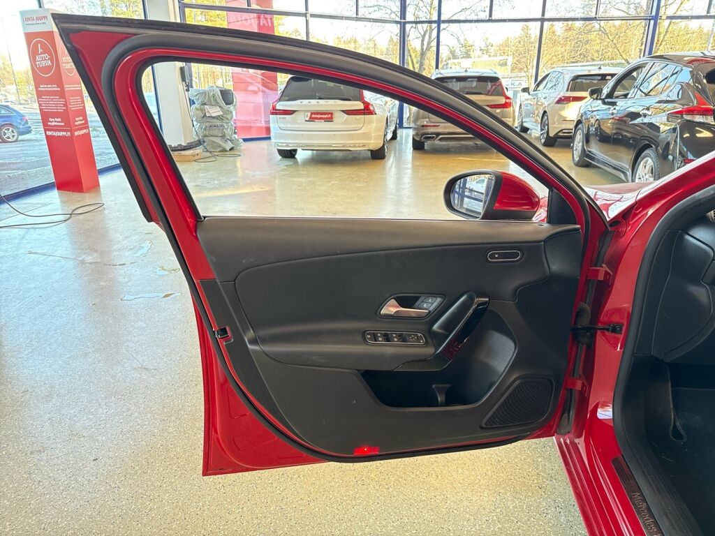 Mercedes-Benz A 2018 Punainen