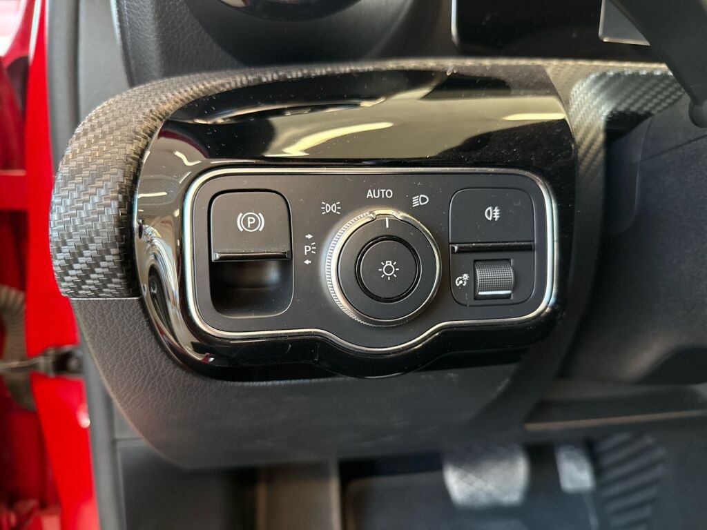 Mercedes-Benz A 2018 Punainen