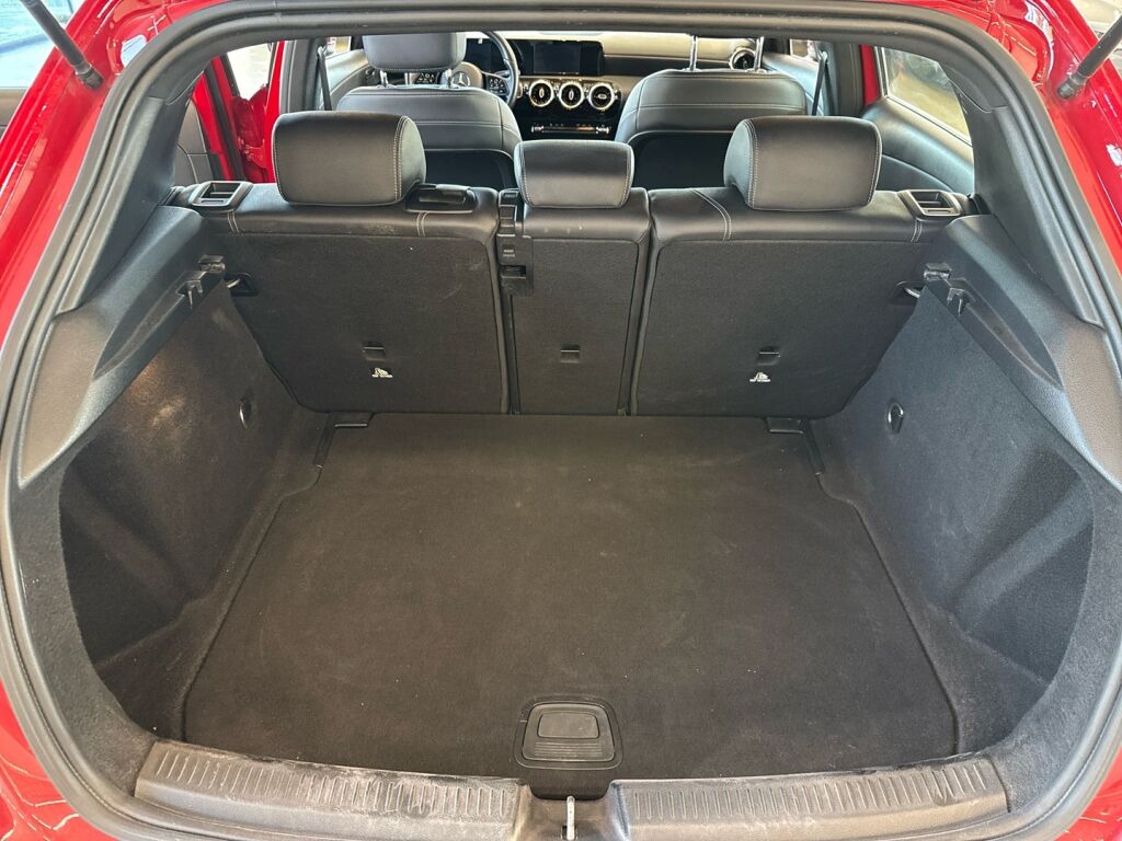 Mercedes-Benz A 2018 Punainen