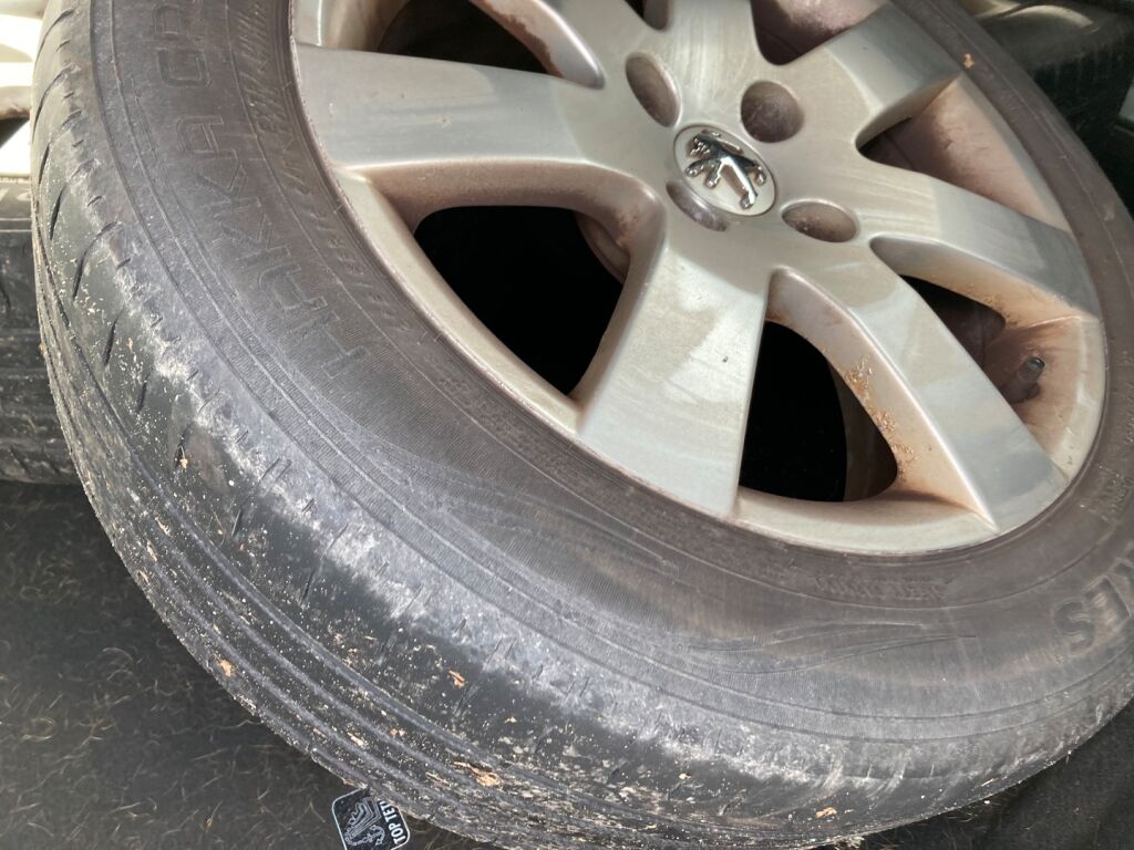 Peugeot 2008 2018 Metallinhohto Harmaa