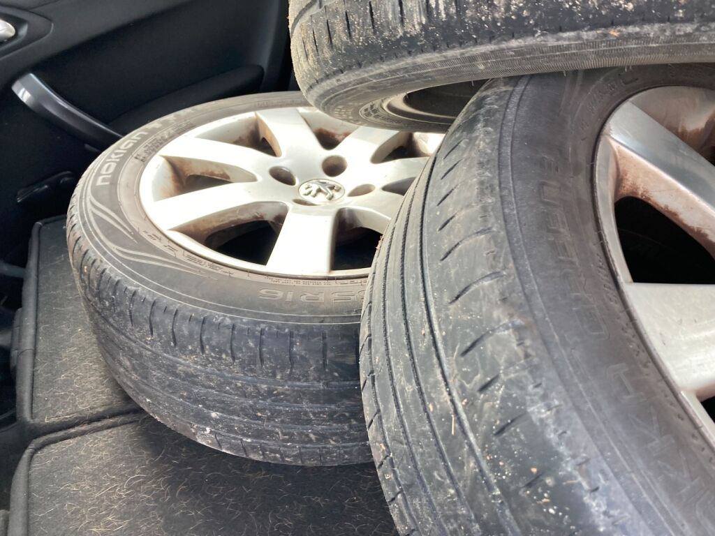 Peugeot 2008 2018 Metallinhohto Harmaa