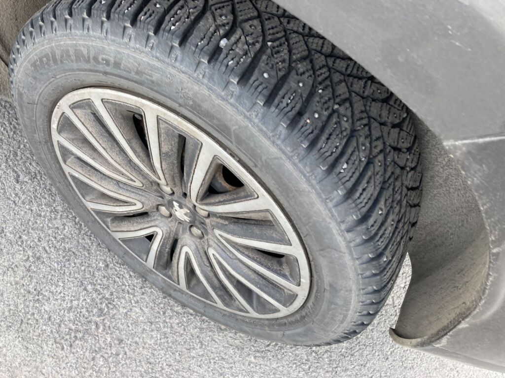 Peugeot 2008 2018 Metallinhohto Harmaa