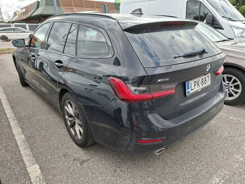 BMW 330 2021 Musta