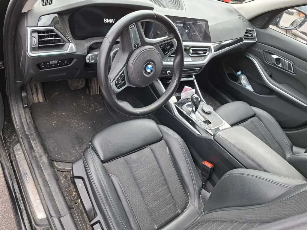 BMW 330 2021 Musta