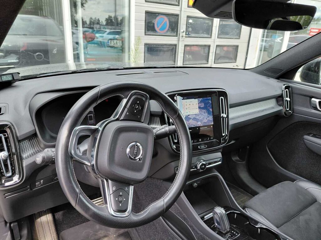 Volvo XC40 2021 Musta