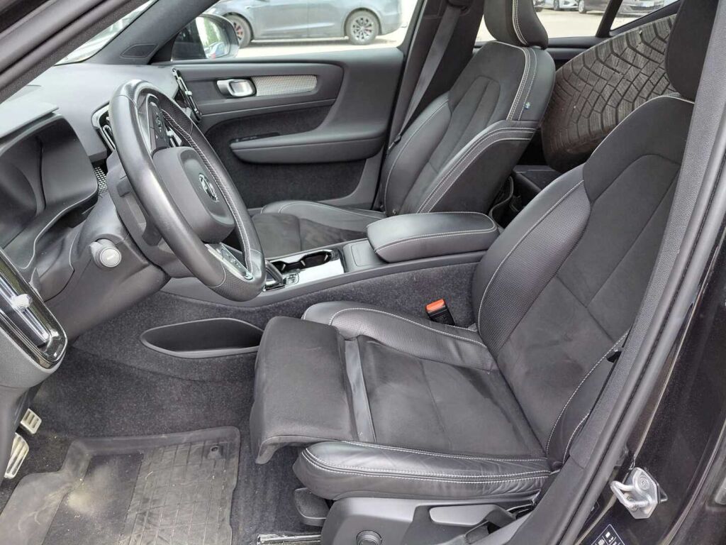 Volvo XC40 2021 Musta