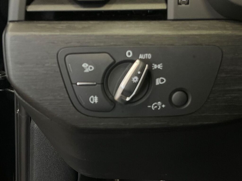 Audi A4 2021 Musta