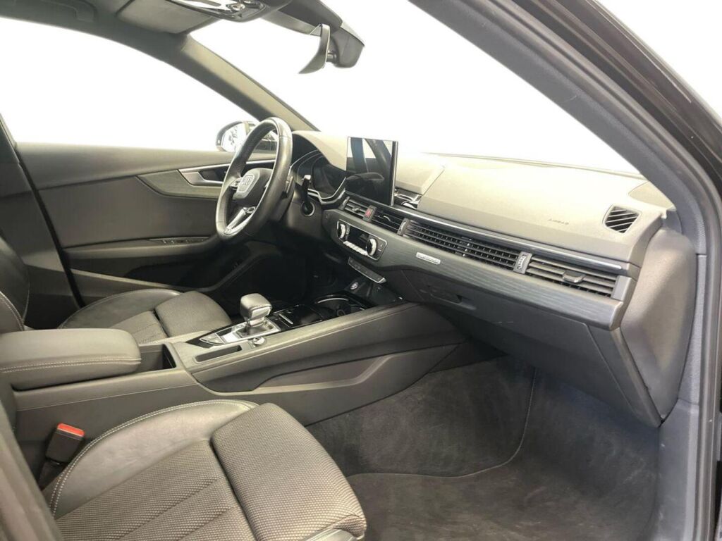Audi A4 2021 Musta