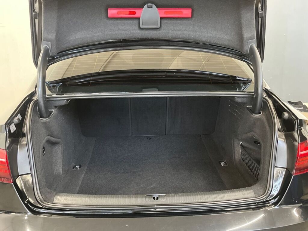 Audi A4 2021 Musta